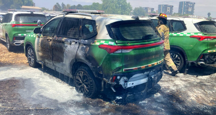 Estación Central: incendio de pastizales en Escuela de Equitación de Carabineros quemó 4 patrullas