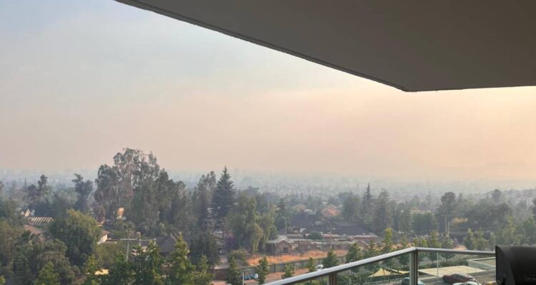 Santiago se cubre de humo por incendio forestal en Padre Hurtado: Senapred emitió alerta SAE