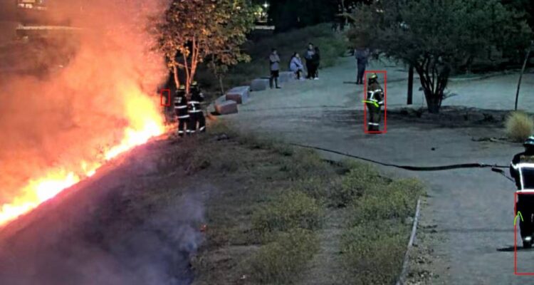 Cámara capta momento en que sujetos provocaron incendio con fuegos artificiales en Lo Barnechea