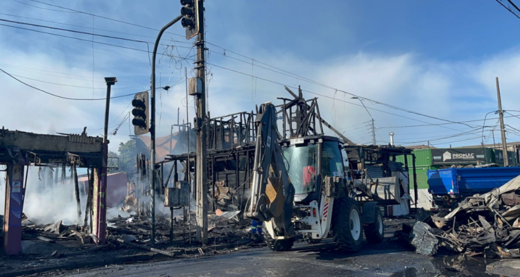 Escombros de incendio que destruyó locales comerciales en Talcahuano