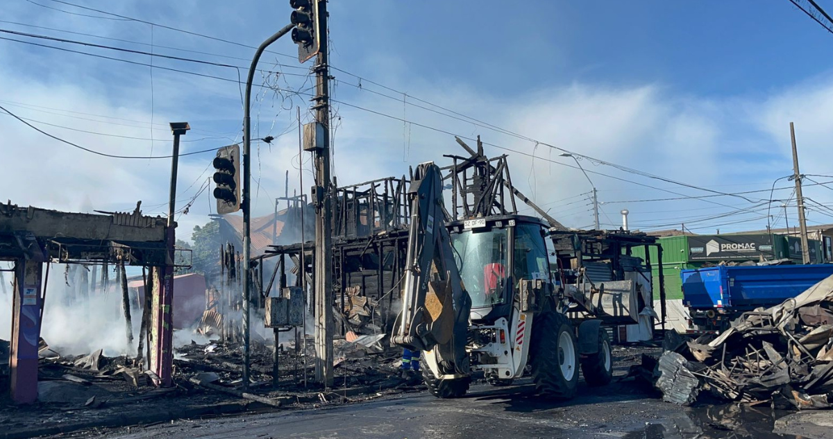 Escombros de incendio que destruyó locales comerciales en Talcahuano