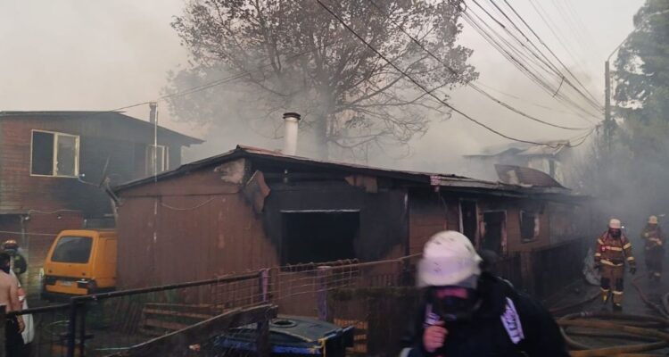 Incendio deja siete personas damnificadas y dos viviendas destruidas en Valdivia