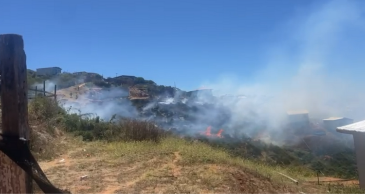 Solicitan evacuar Población Vista al Mar de Valparaíso por incendio forestal