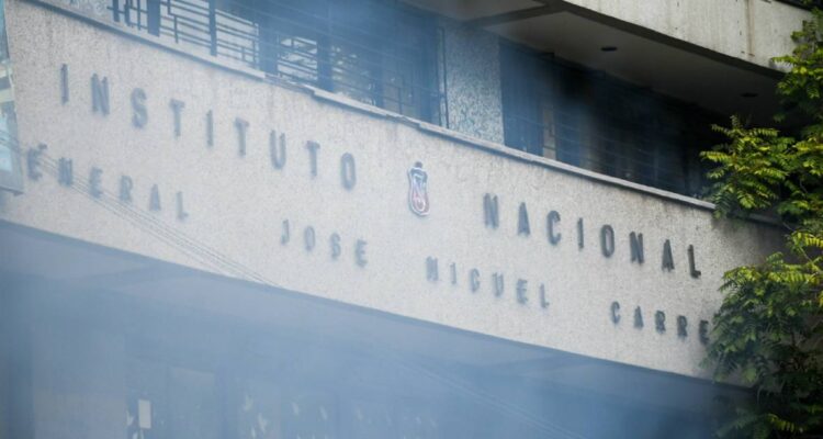 Incidentes con molotov en el Instituto Nacional durante primer lunes de alcaldía de Desbordes