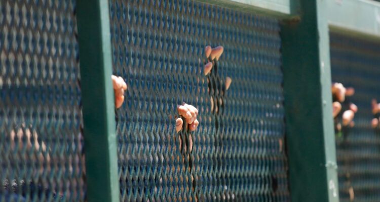 Diputados de oposición piden suma urgencia a proyecto que busca aislar a reos de mayor peligrosidad