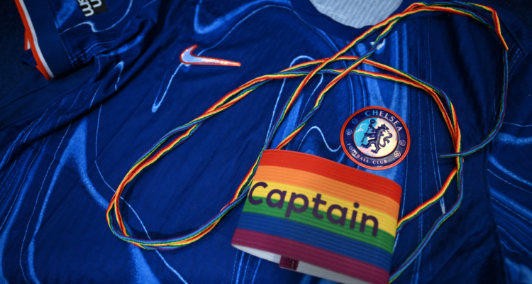 Por “creencias religiosas”: capitán de equipo de Premier inglesa se niega a usar brazalete arcoíris