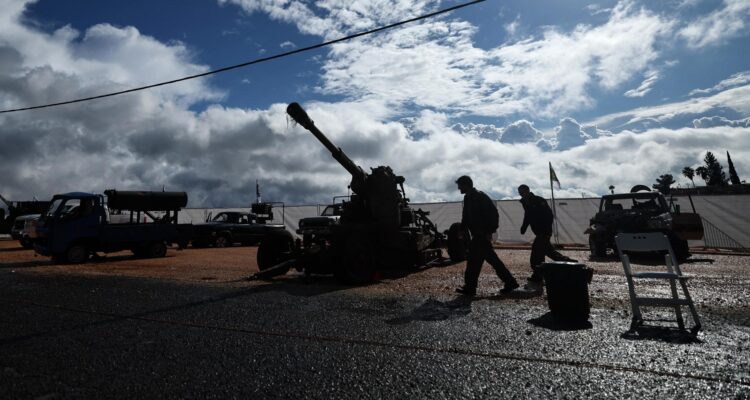 Soldados israelíes junto a armas militares exhibidas en el campamento militar de Amiad, en el norte de Israel