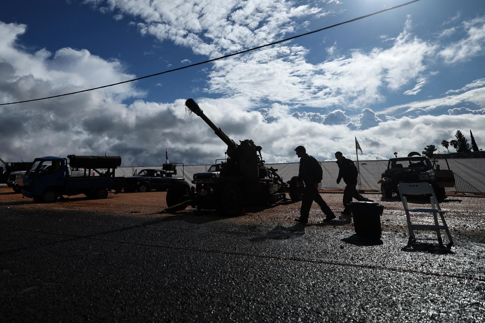 Soldados israelíes junto a armas militares exhibidas en el campamento militar de Amiad, en el norte de Israel