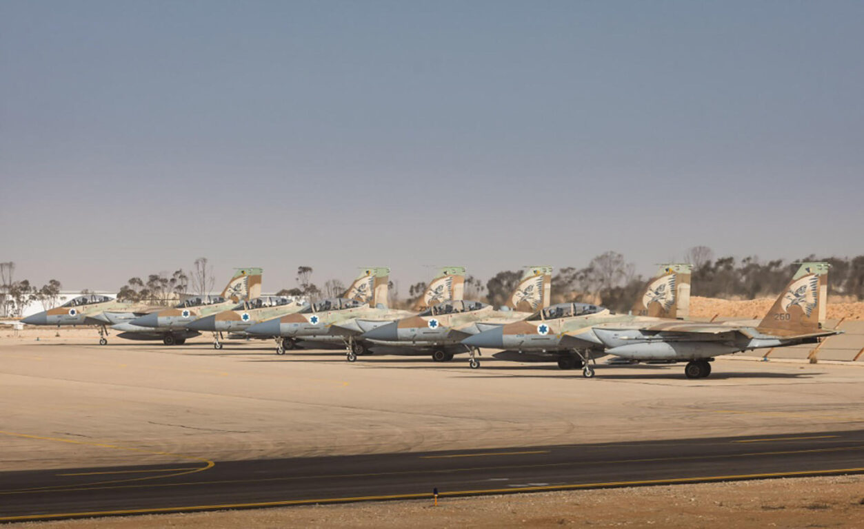 Aviones de combate de Israel tras los ataques contra objetivos militares hutíes en Yemen 