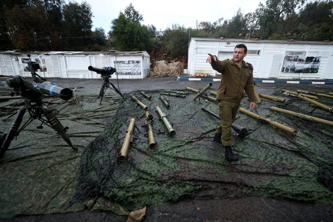 Soldados israelíes  junto a armas militares exhibidas en el campamento militar de Amiad, en el norte de Israel 