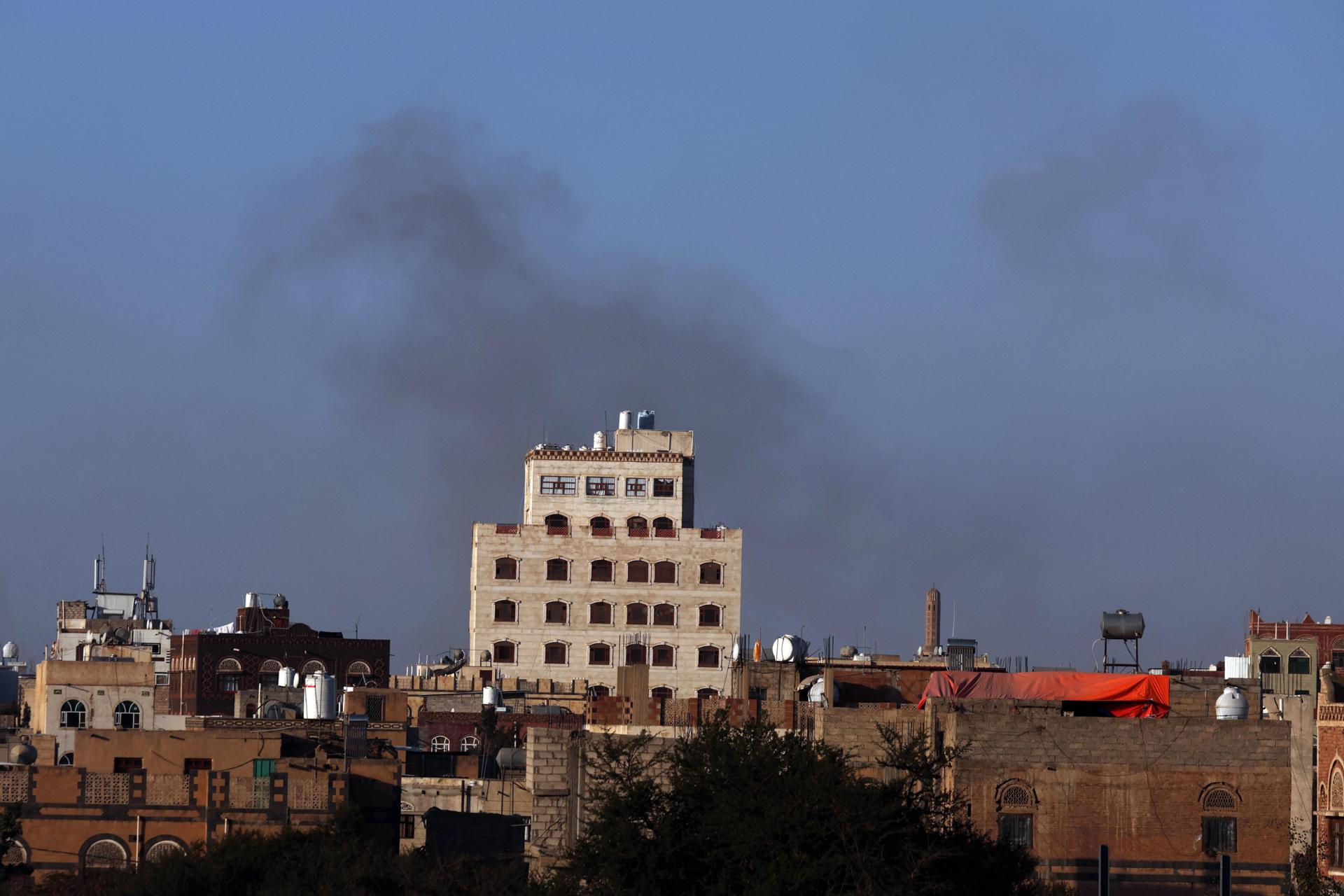 Humo emanando del aeropuerto de Saná tras los ataques israelíes