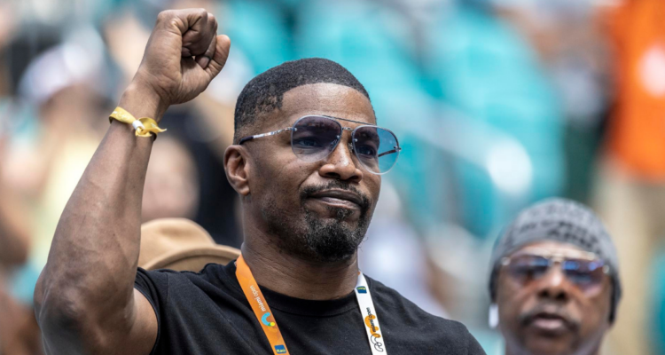 Jamie Foxx en referencia a derrame cerebral que sufrió en 2023