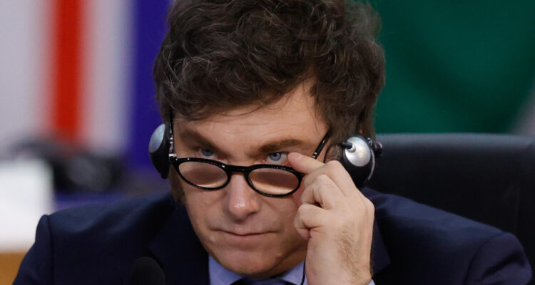 Gobierno de Milei “echa” a importante funcionaria que buscaba que los influencers pagaran impuestos