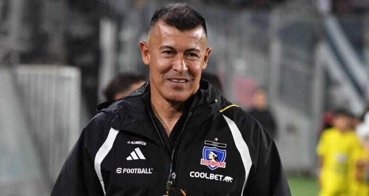 Jorge Almirón dirigiendo a Colo Colo