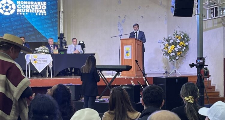 Alcalde de Victoria durante su acto de juramento