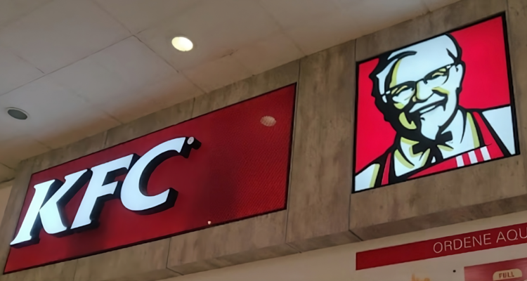 Trabajadores de KFC sufren asalto armado en Las Condes: ladrones huyeron con más de $3 millones