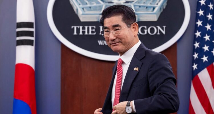 Detienen a exministro de Defensa de Corea del Sur en investigación por ley marcial