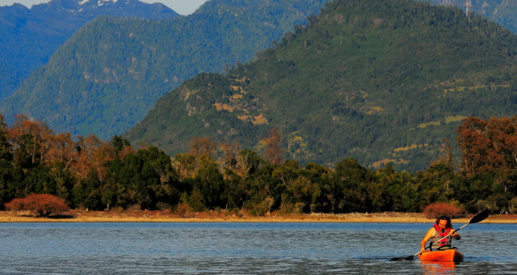 Persona al interior de Lago Ranco por temporada estival junto a Panguipulli