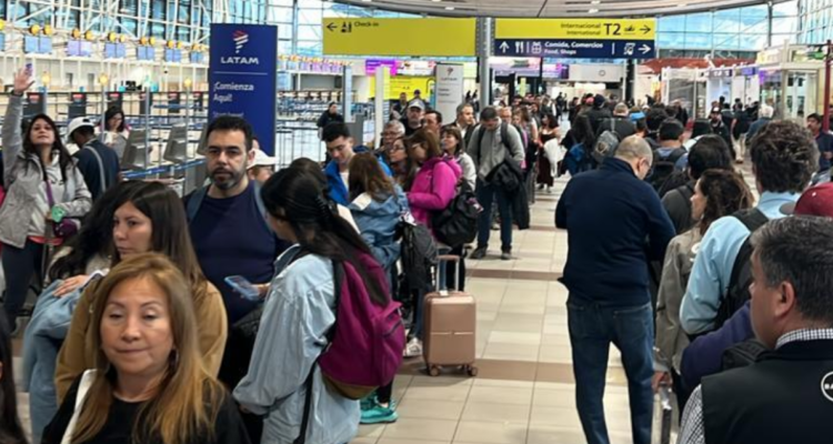 Largas filas en Aeropuerto de Santiago: gerente culpa a pasajeros que llegan con poca anticipación