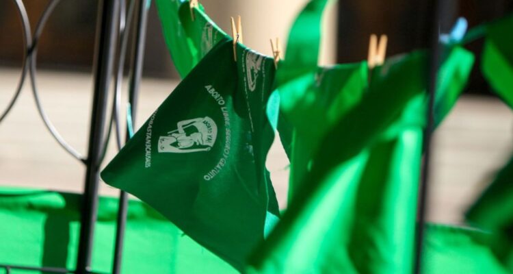 Gobierno delinea ruta para presentar Ley de Aborto pese a no tener mayoría en el Congreso