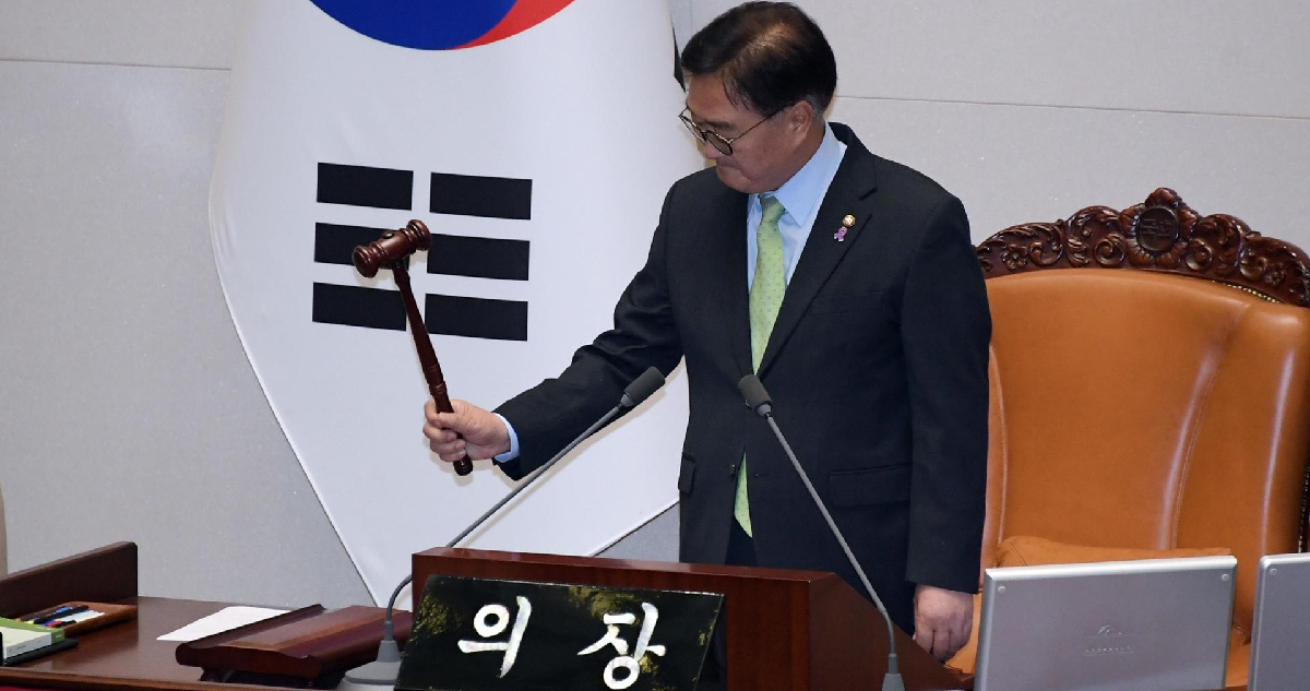 La moneda coreana modera su caída luego que el parlamento votara a favor de levantar la ley marcial