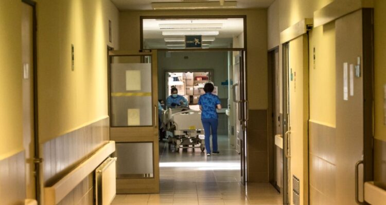 Listas de espera: Contraloría detecta que en 4 regiones se priorizó a funcionarios o sus familiares