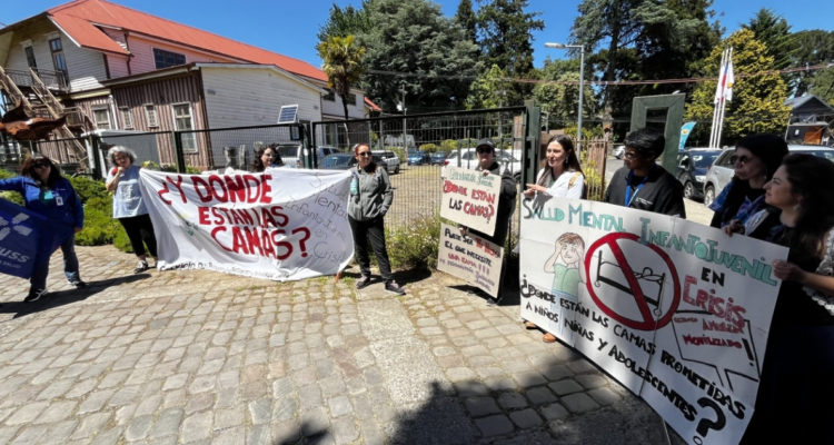 Manifestantes pidiendo una unidad de hospitalización psiquiátrica infantojuvenil en el Hospital Base de Valdivia