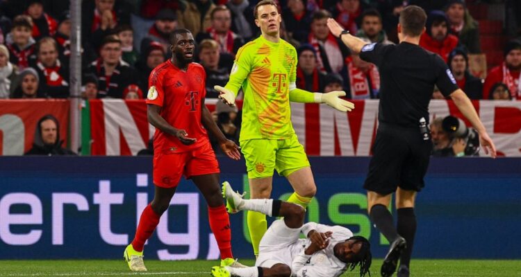 Salida temeraria y ’tacle’ a rival del Leverkusen: Manuel Neuer sufre primera expulsión en su carrera