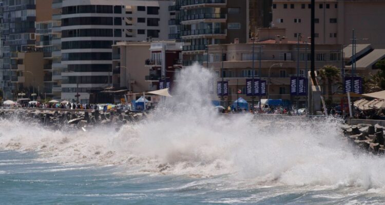 Cierran Av. Perú en dirección norte a sur por marejadas anormales en Viña del Mar