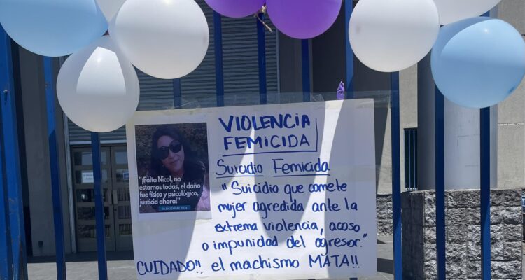 Familiares y amigos de Nicole Aranzave en las afueras del Juzgado de Garantía de Valdivia