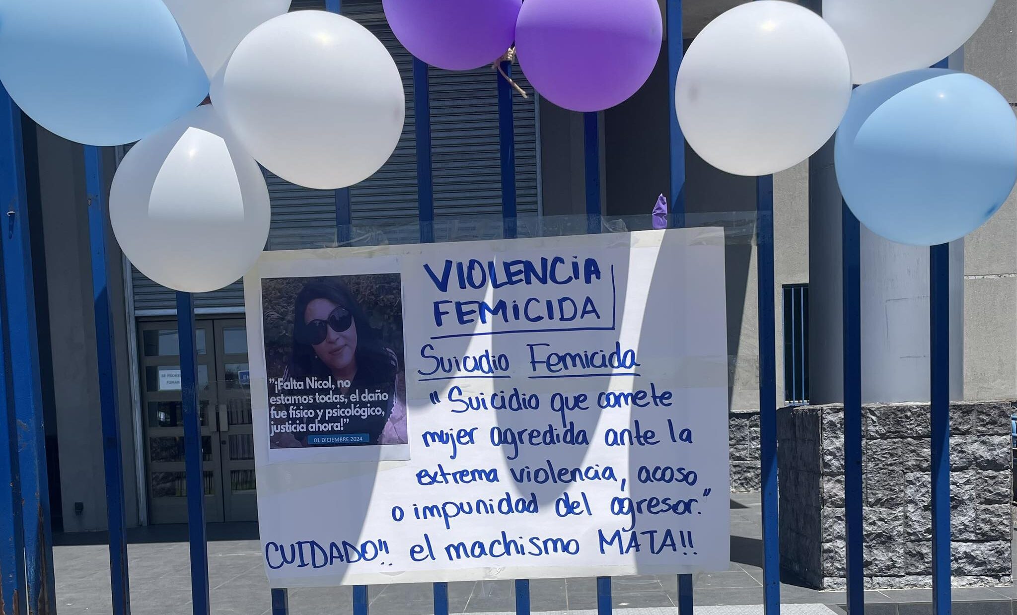 Familiares y amigos de Nicole Aranzave en las afueras del Juzgado de Garantía de Valdivia