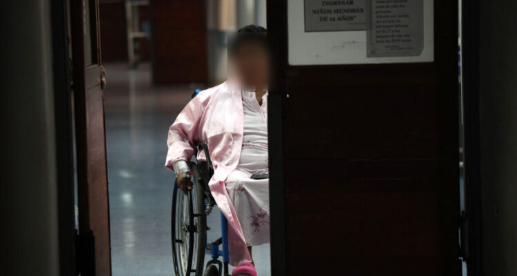 Presentan proyecto de ley para obligar a médicos y establecimientos de salud a atender con bono Fonasa