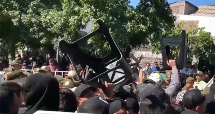 Cientos de migrantes generan caos tras llamado del Gobierno para enrolarse en Registro Civil