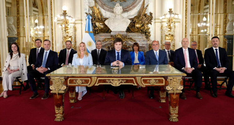 Milei anuncia “motosierra profunda” para 2025, bajar un 90% los impuestos y cerrar el Banco Central