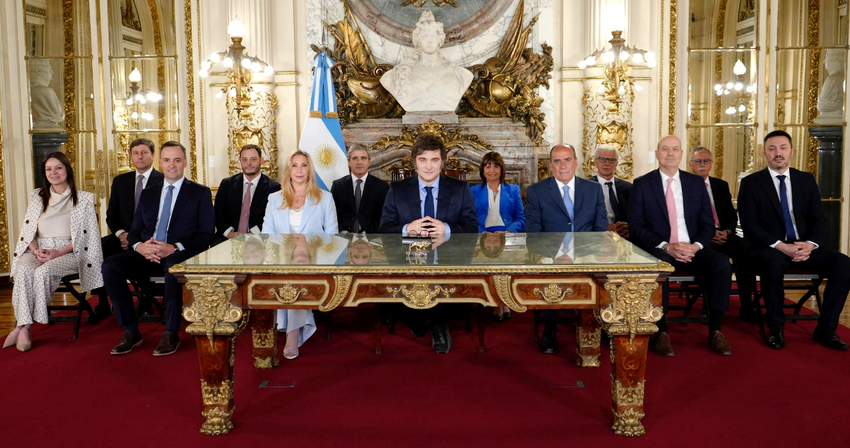 Milei anuncia “motosierra profunda” para 2025, bajar un 90% los impuestos y cerrar el Banco Central