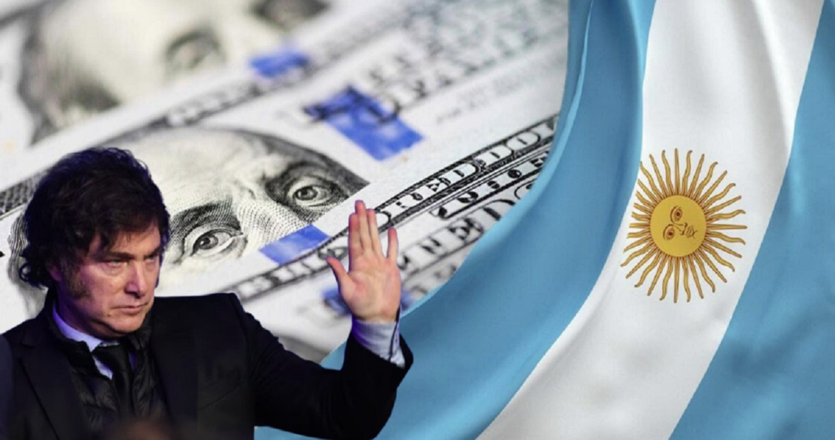 Composición de imágenes, con Javier Milei el dólar y la bandera argentina.