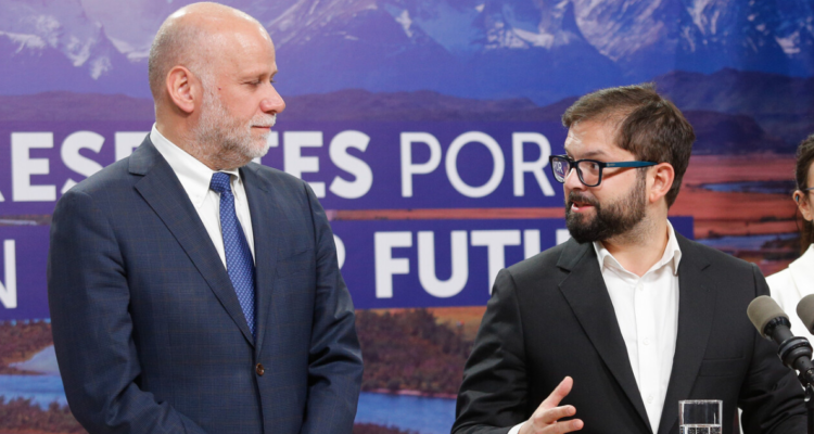 Minsitro Elizalde asegura que denuncia contra el presidente Boric no tiene ni pies ni cabeza