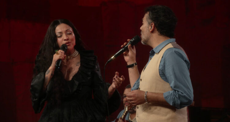 Mon Laferte y Los Bunkers