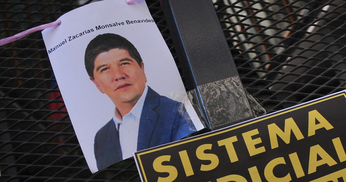 Foto de Manuel Monsalve en manifestación feminista afuera de la Fiscalía Nacional.