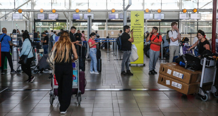 Diputados citarán a autoridades del MOP por caos en el Aeropuerto de Santiago