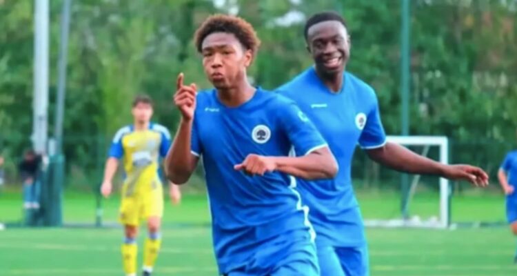 Joven futbolista Kaylen Dennis (17) murió en pleno partido en Inglaterra.