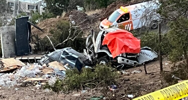 Un muerto deja volcamiento de camión que terminó cayendo por una quebrada en Lo Barnechea