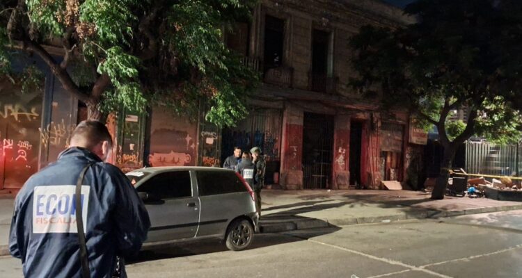 Ciclistas atacan a tiros una casa en Santiago y dejan a mujer en riesgo vital