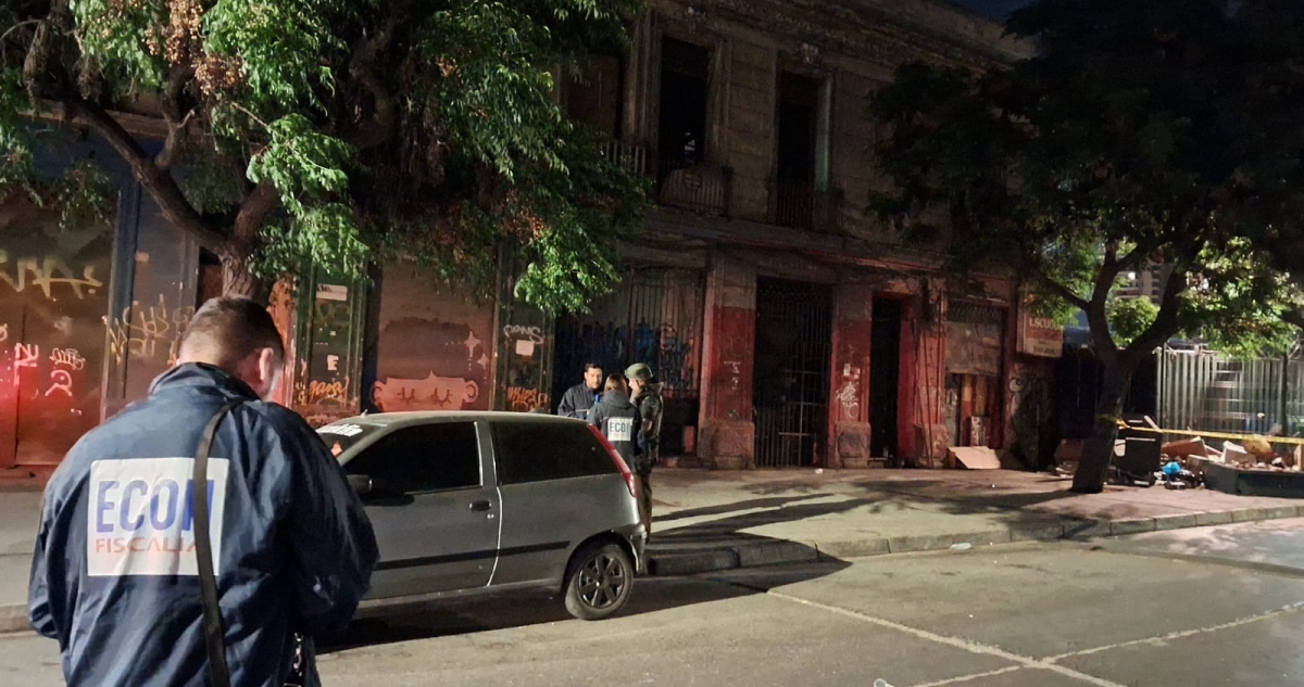 Ciclistas atacan a tiros una casa en Santiago y dejan a mujer en riesgo vital