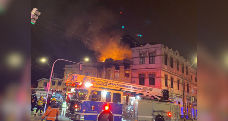 Detienen a mujer acusada de iniciar incendio que dejó un hombre muerto de 60 años en Valparaíso