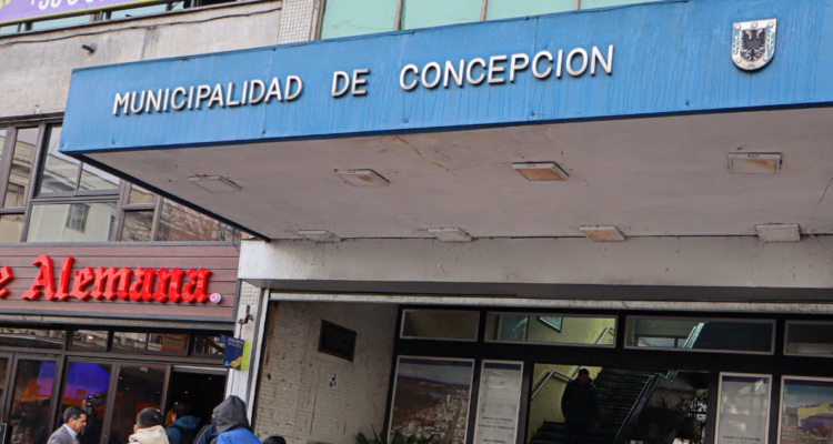 Frontis de municipio de Concepción acusado de tocar a dos personas en Teatro Bío Bío