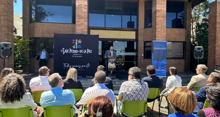 Acto de autoridades en el nuevo edificio de la Municipalidad de San Pedro de La Paz