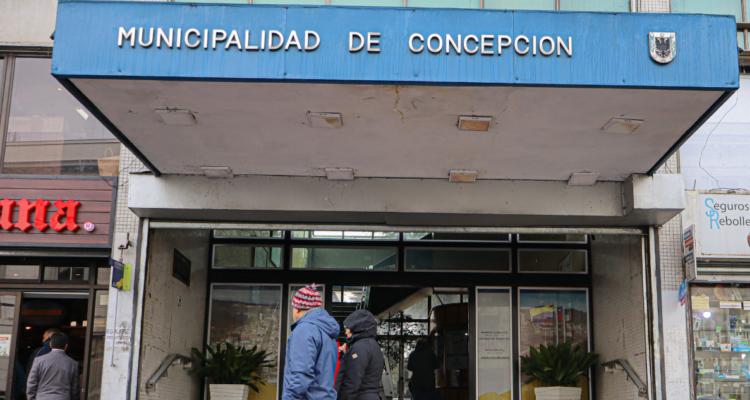 Frontis del municipio de Concepción por querella por daño a patrulla