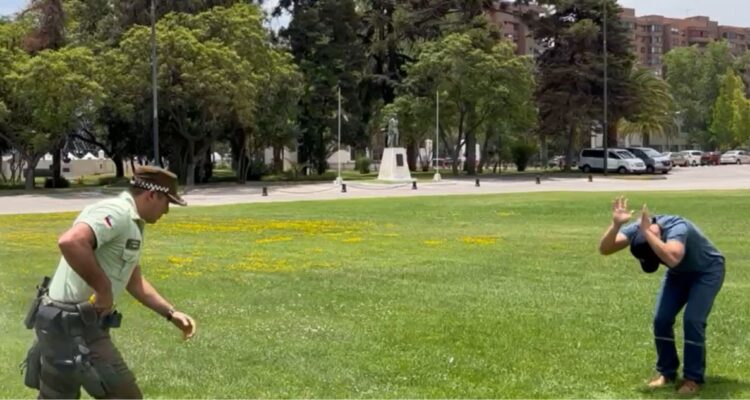 Carabineros estrena nuevo uniforme en la región Metropolitana: incluye arma no letal al estilo vaquero