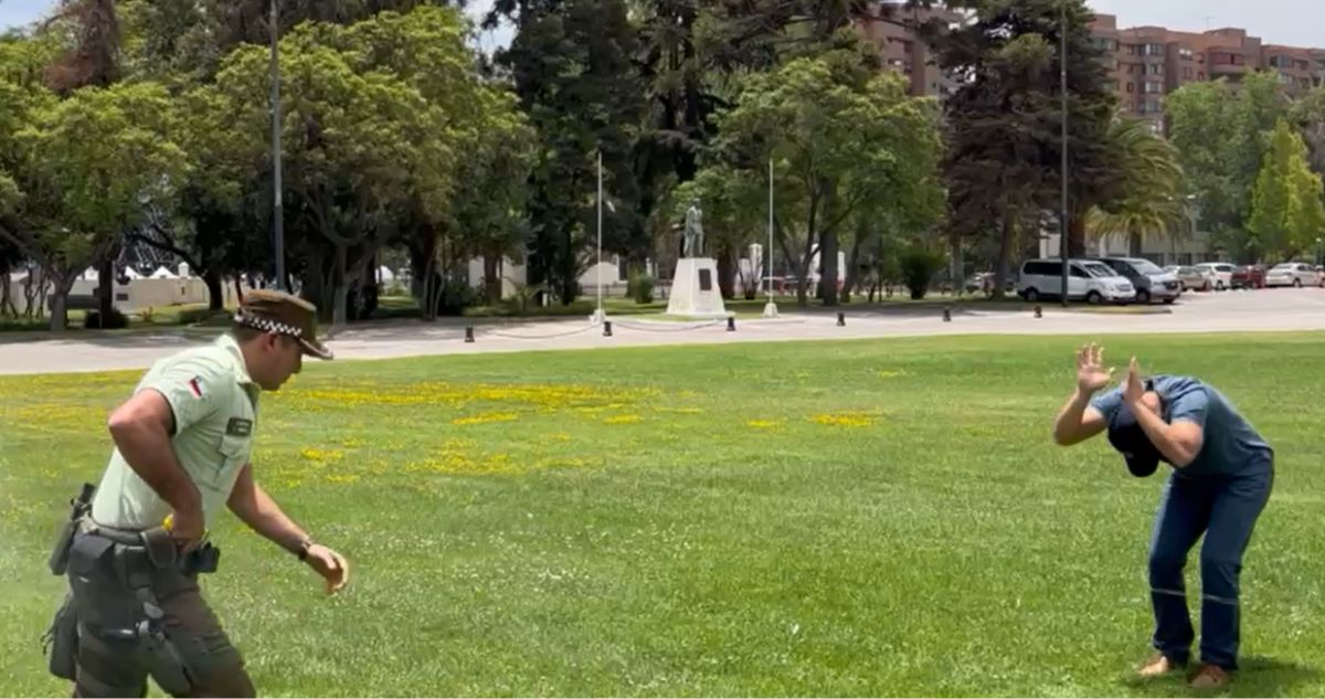 Carabineros estrena nuevo uniforme en la región Metropolitana: incluye arma no letal al estilo vaquero